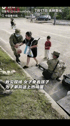 “泪目了”！吉林敦化的一处救灾现场，几名子弟兵正在打盹，一位妈妈牵着孩子朝他们走