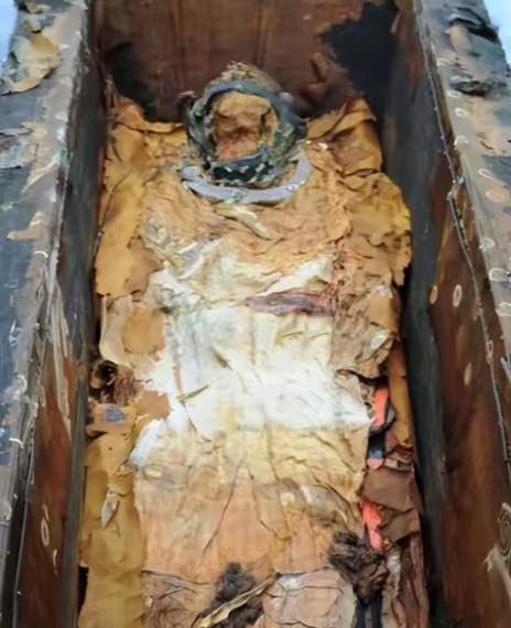 1956年，在郭沫若、吴晗的强烈要求下，国家同意了挖掘万历皇帝的陵墓，在打开棺材