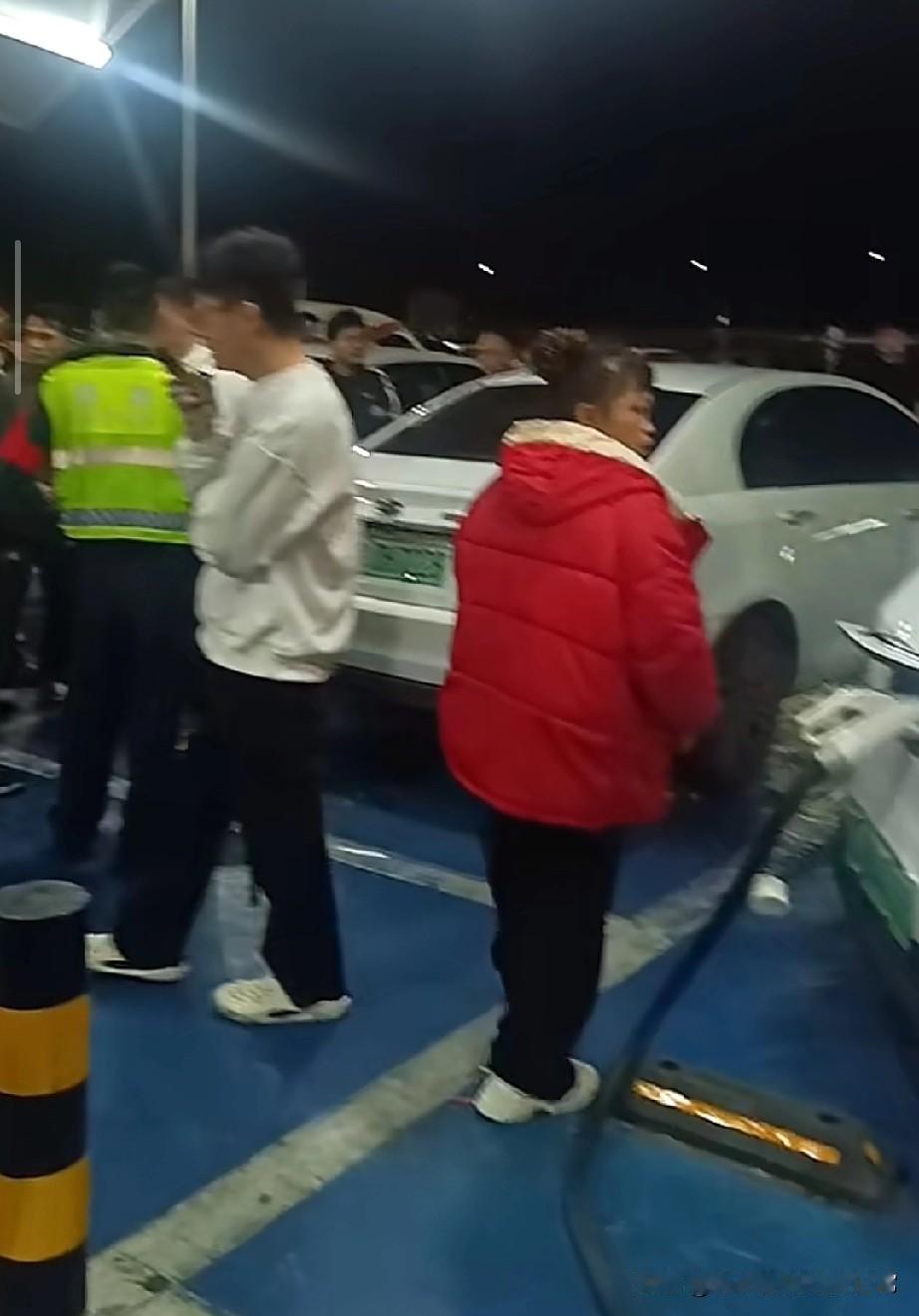 高速服务区抢充电枪，这年我开电车回不去了！昨晚在服务区亲眼见证了一场“抢