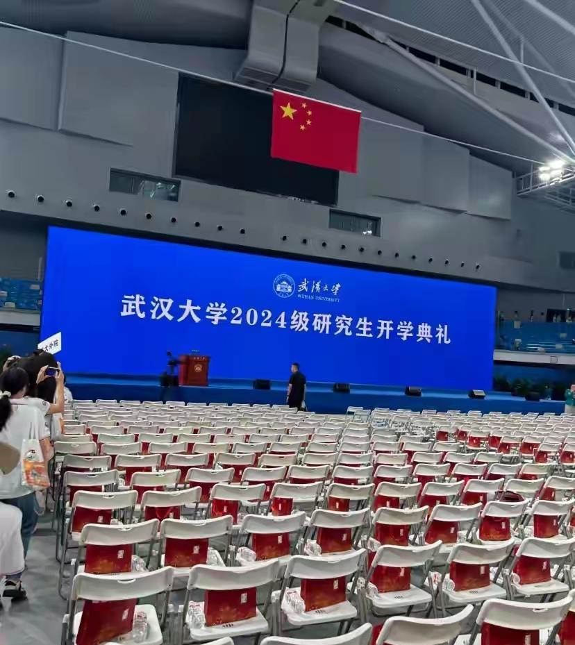 一场看似平常的开学礼，却演变成了全网瞩目的事件。武汉大学开学礼上所呈现的图案，