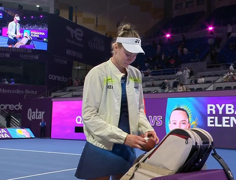 都是生意，莱巴金娜赛后戴上一个物事，不露痕迹地展示5次。北京时间2月12日凌晨