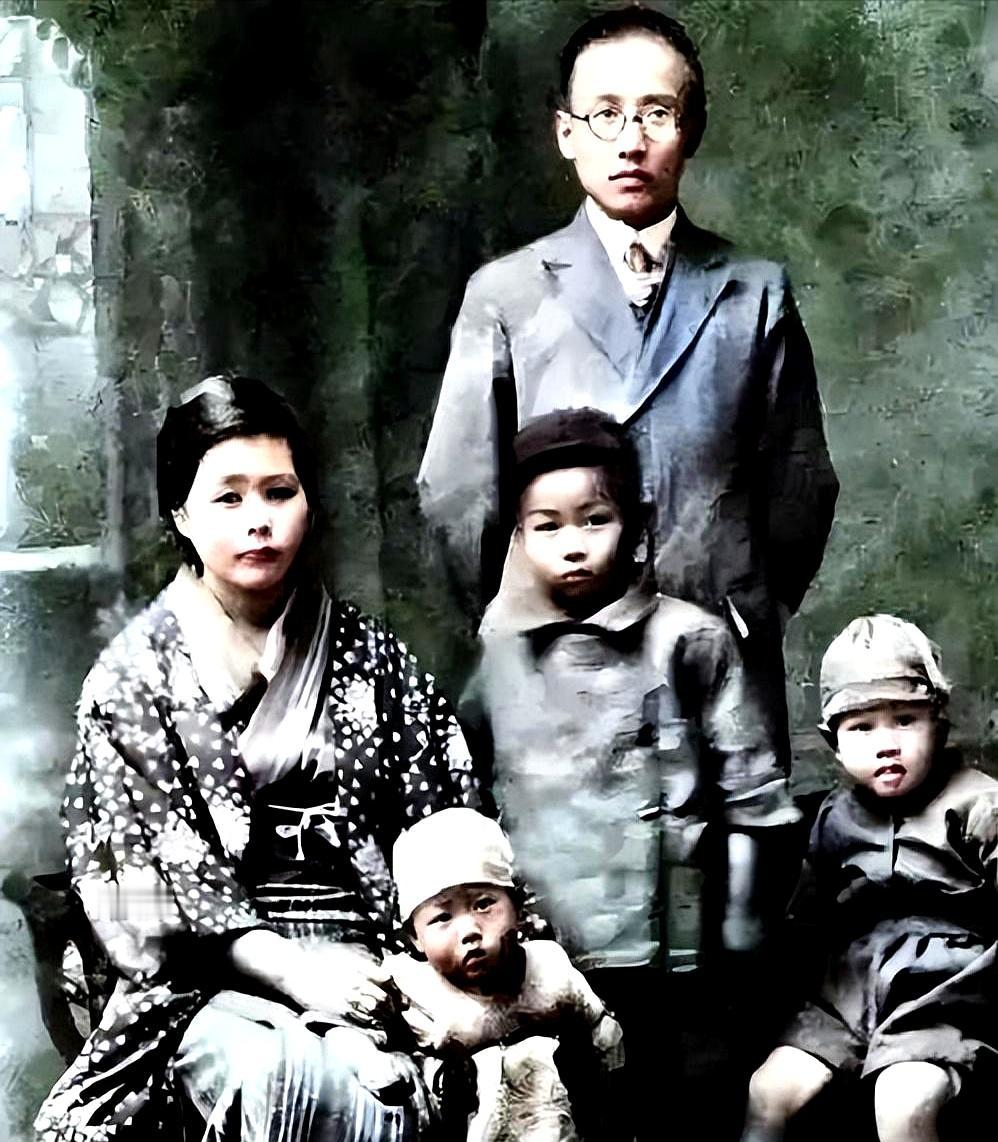 这张老照片，藏着郭沫若一生中最隐秘、也最沉重的一段人生。一张看似平常的家庭合影，