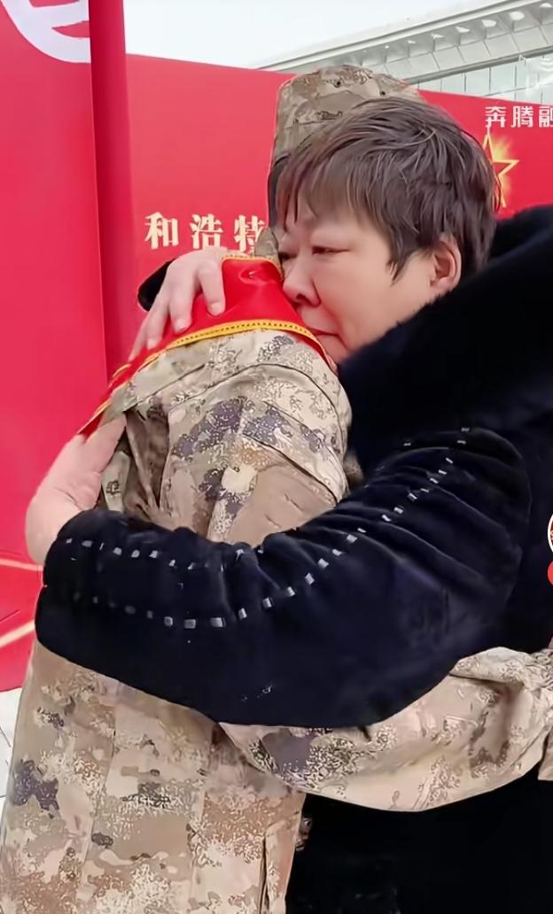 破防！内蒙古单亲妈妈送子参军，一句话看哭全网！3月17日，内蒙古小伙入伍即