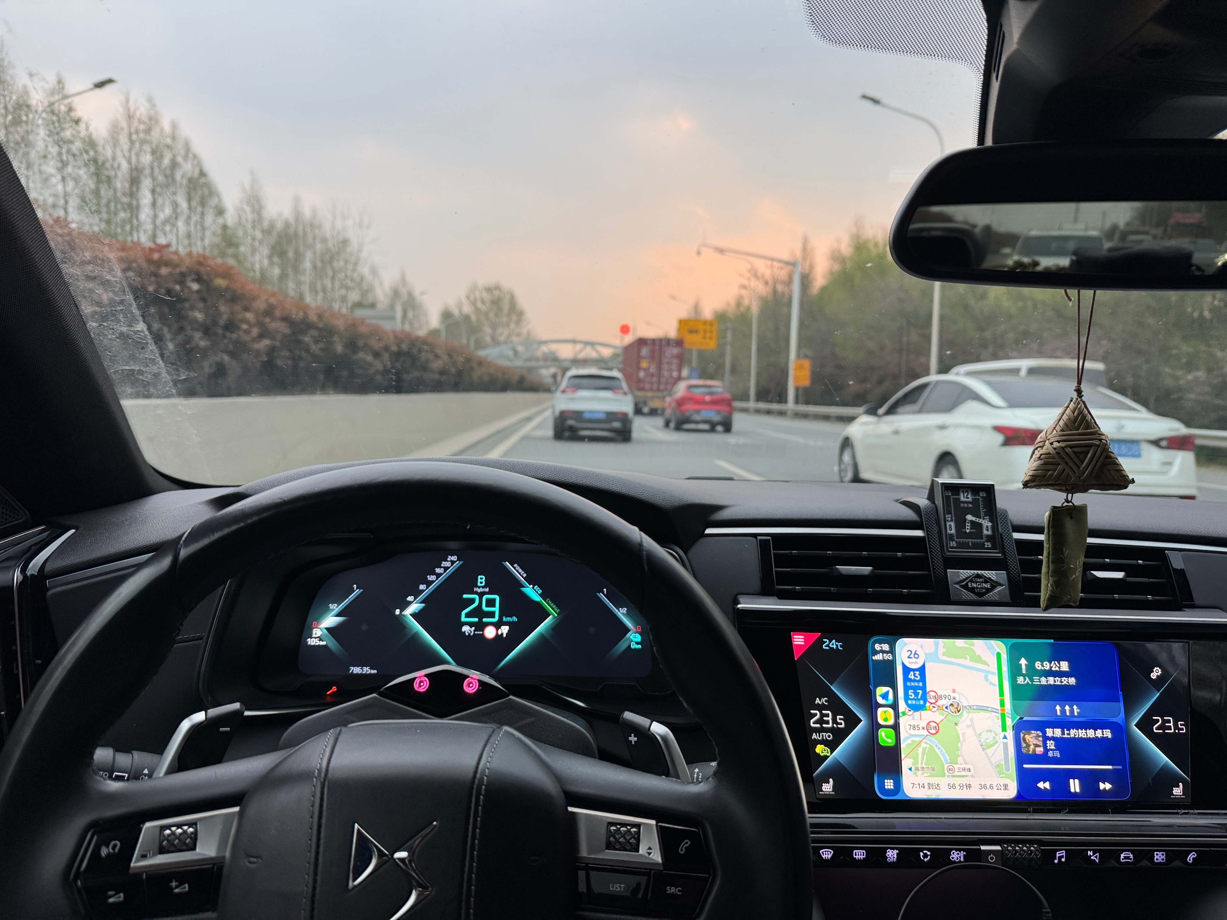 堵在三环上的人有福了，DS9女神背影给你们提升提升品味