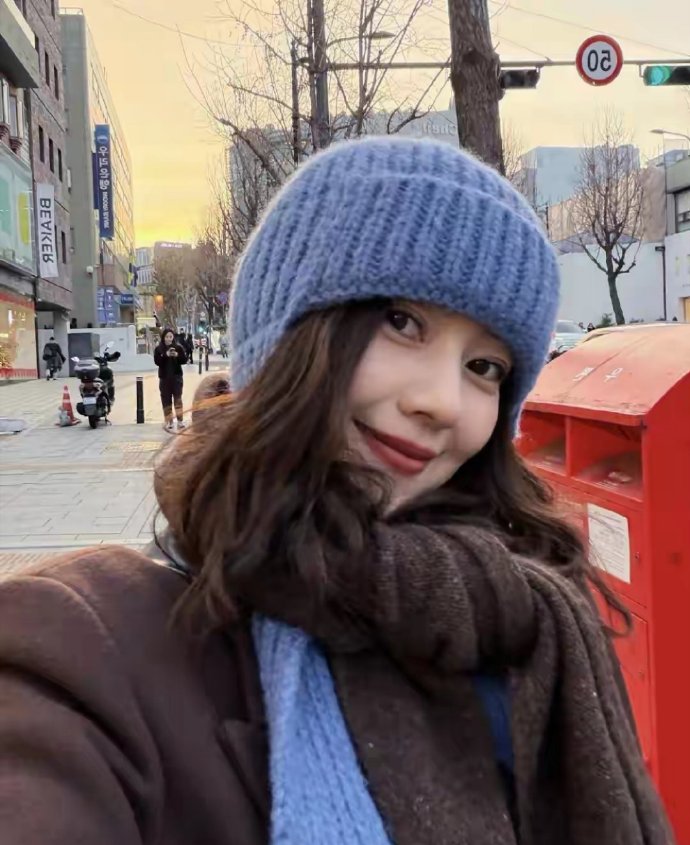 高圆圆分享逛街美照，穿长款大衣戴蓝色针织帽，眼睛好大好漂亮​​​