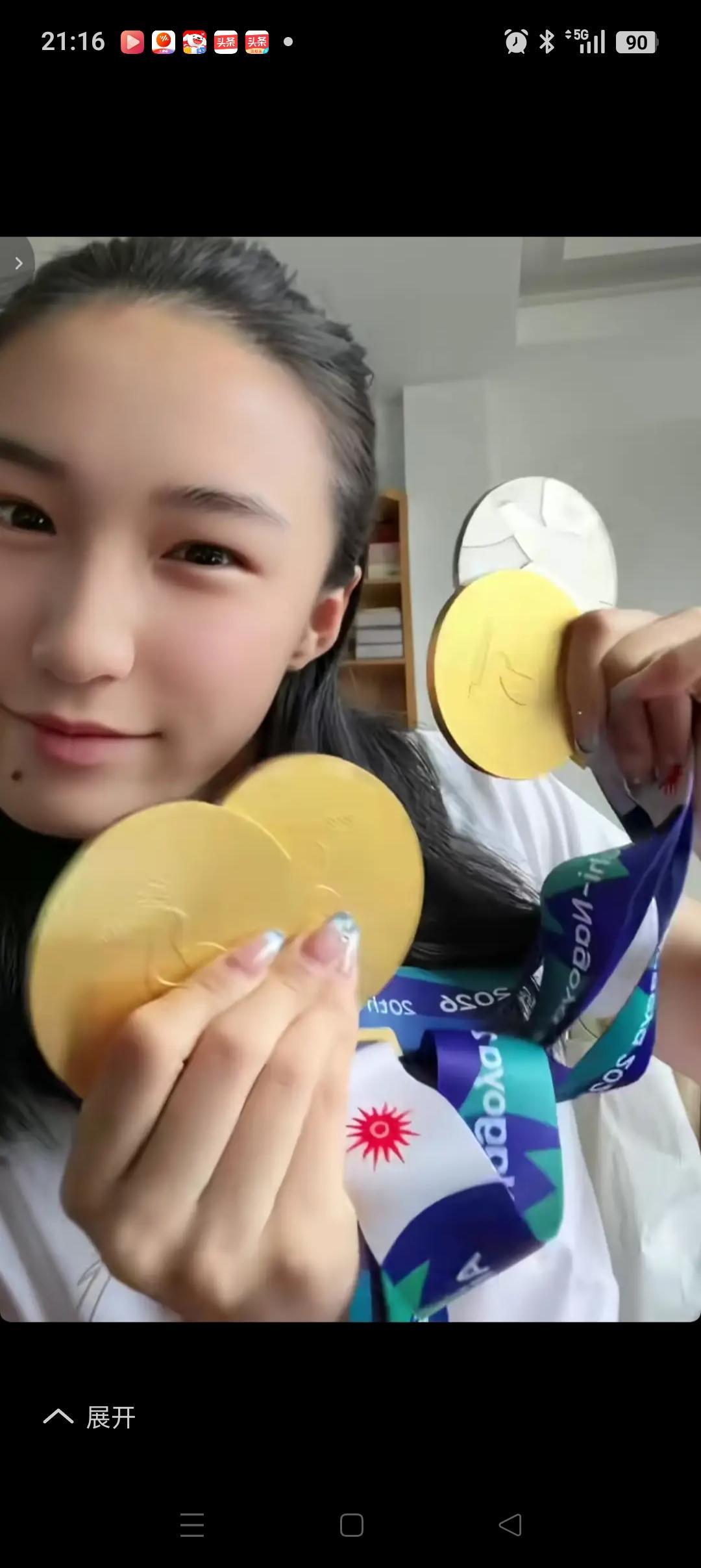 17岁的小孩姐陈妤颉回宁波老家了！第一件事就是拿着自己的3金1银，跳起了手势舞。