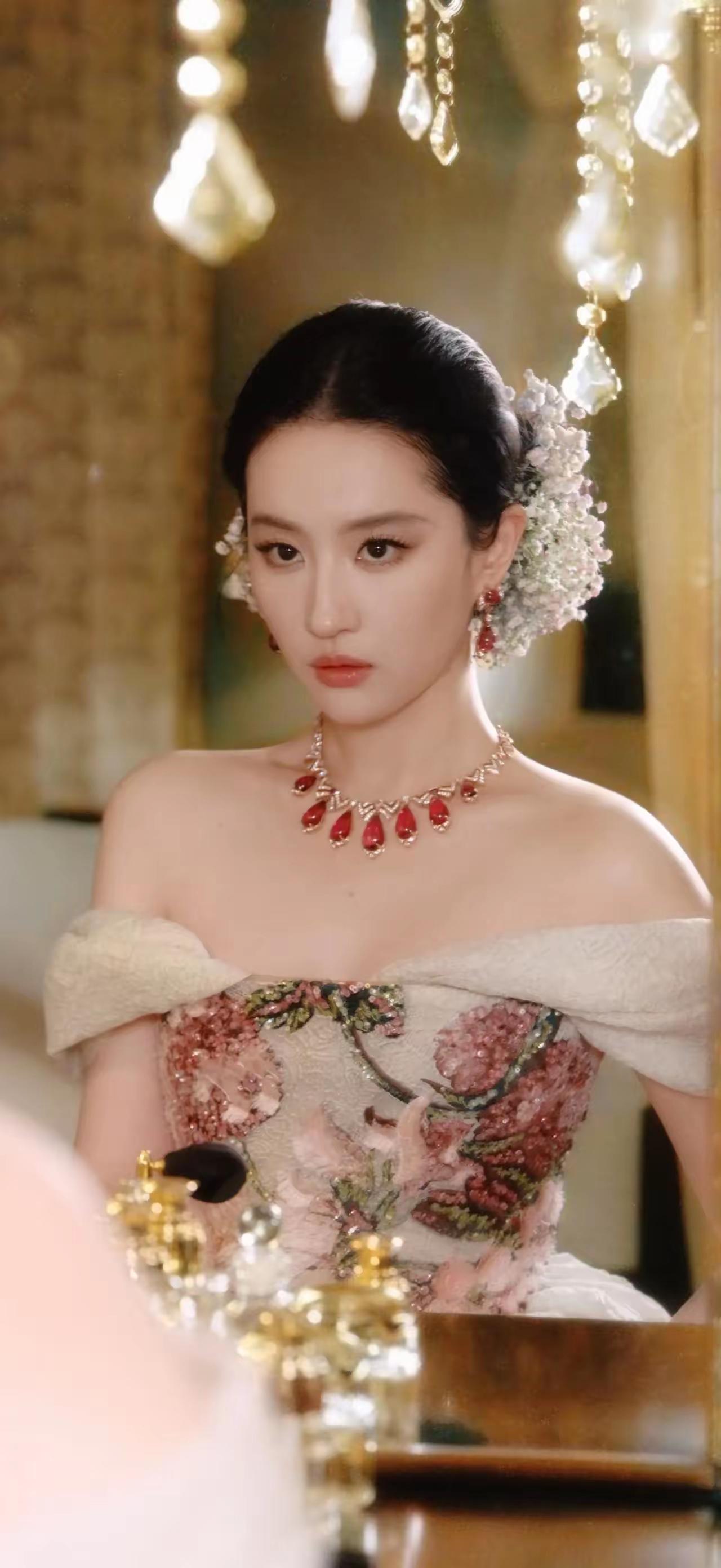 美女壁纸～刘亦菲，白裙繁花刺绣，红宝石点缀，鬓边花饰清雅，温婉矜贵，尽显东方典雅