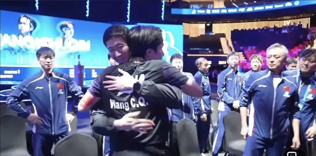 谁看懂王楚钦夺冠后这一幕？三年熬出来的冠军太戳人王楚钦这次夺冠，最打动人的从来