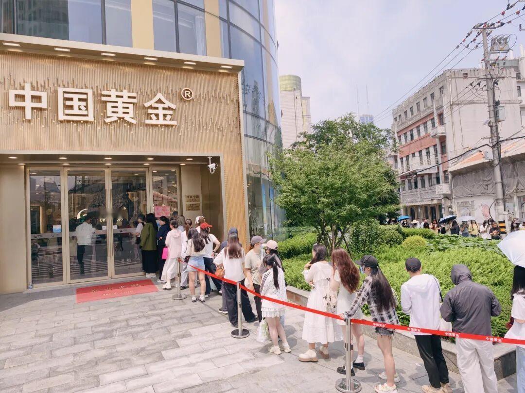 6月24日至26日，国际现货黄金行情震荡走弱，多次跌破4000美元