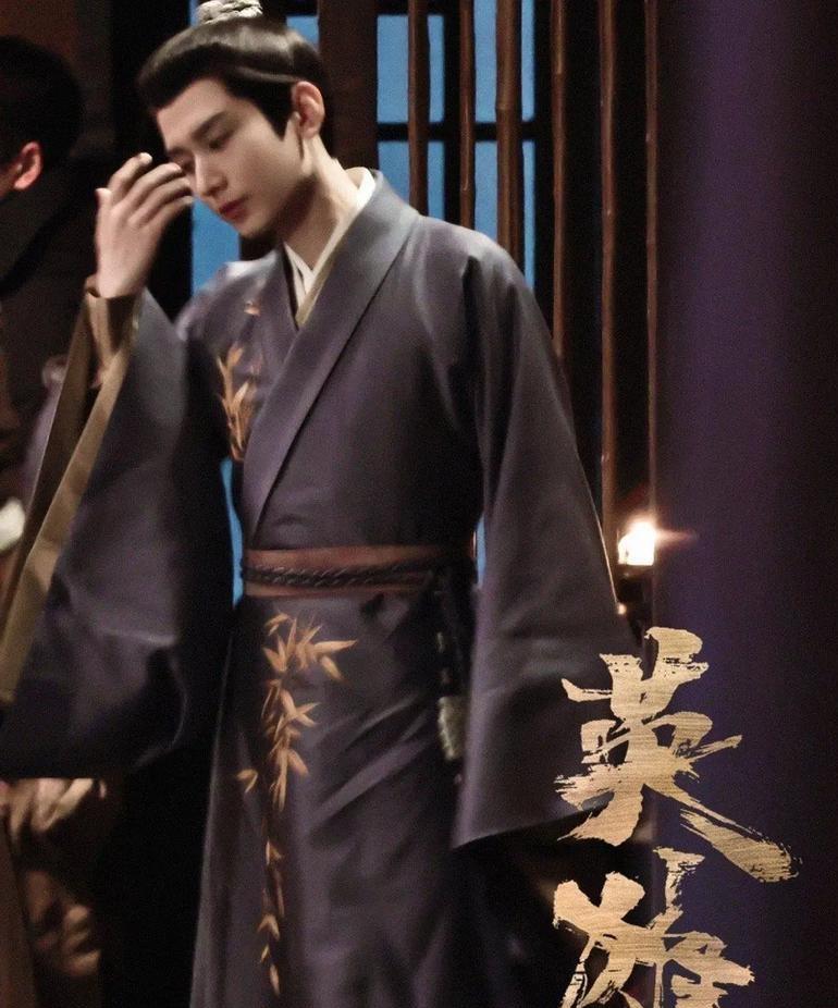 #成毅是不是真的会武功#“天呐！成毅拍《英雄志》时吊威亚翻跟头，落地稳得像装了