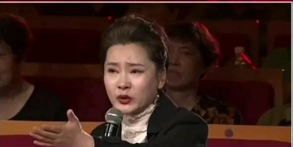 2023年何赛飞曾在节目怒批行业现状，为比赛选手发声。2025年7月在一次全国高