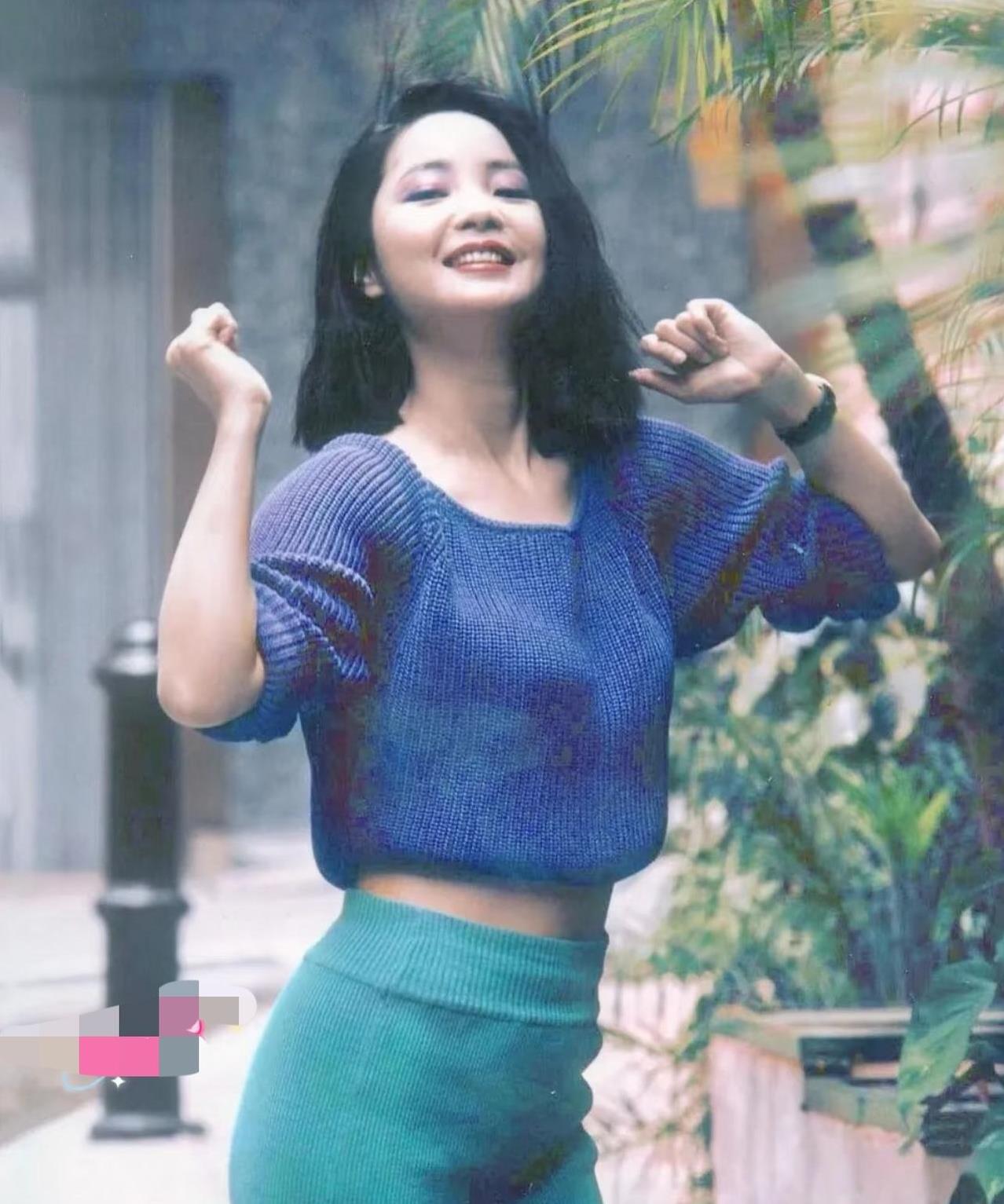 80年代末，邓丽君充满时尚感的一张照片，她穿着绿色裤子和蓝色毛衣，真是惊艳了时光
