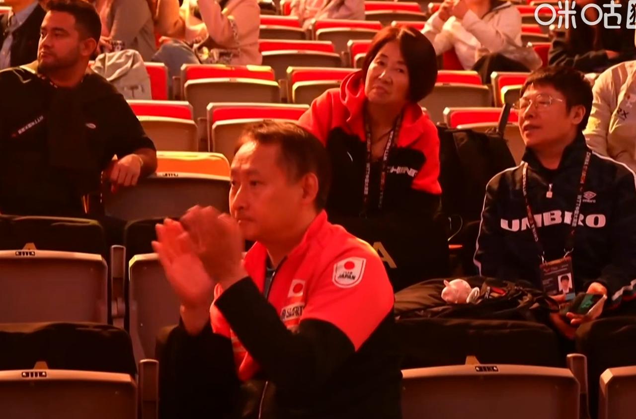 林钟勋/申裕斌3:1拿下松岛辉空/张本美和这场，大家注意看台上张本宇的表情了吗？