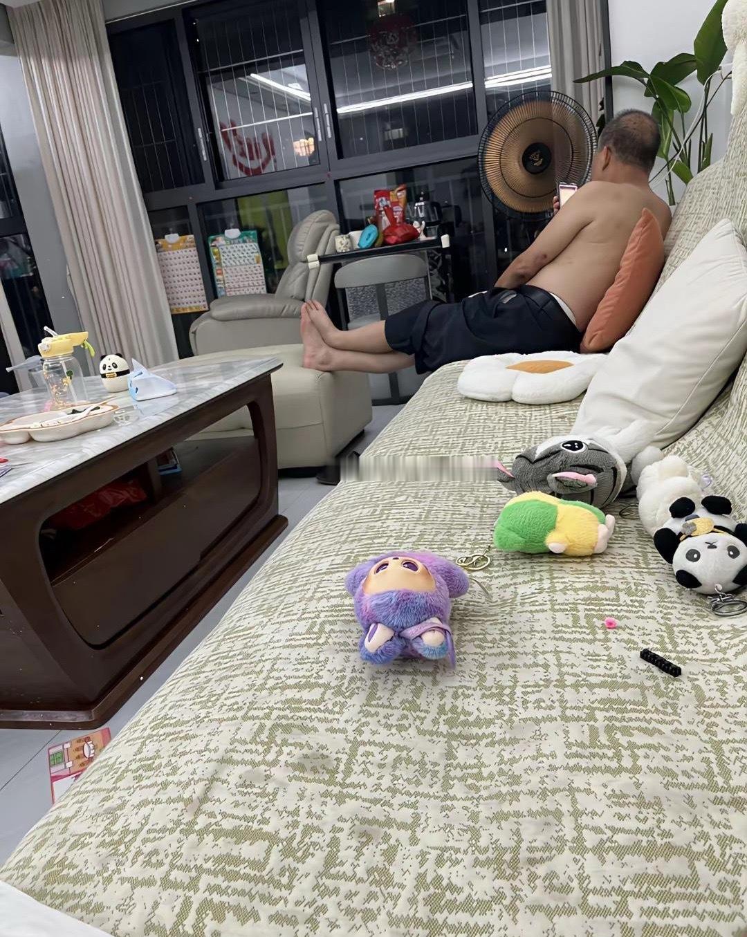 这是我老公的爸爸，每次出现都让我感觉很窒息真的很难受，明明有单独的房子给他，来这