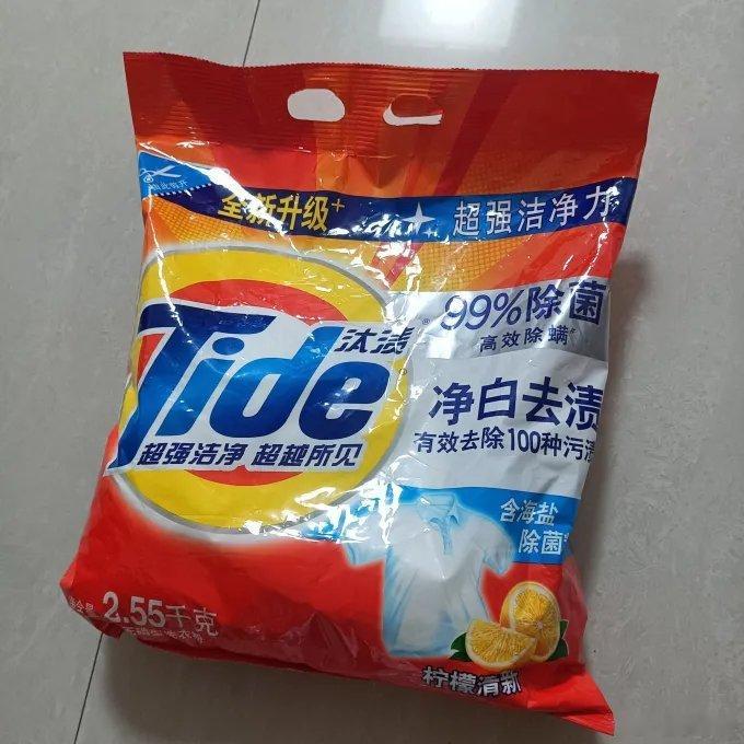 一块一斤的洗衣粉挤满大学洗衣房洗衣粉靠性价比重新俘获年轻人哇塞，一块一斤的洗衣粉