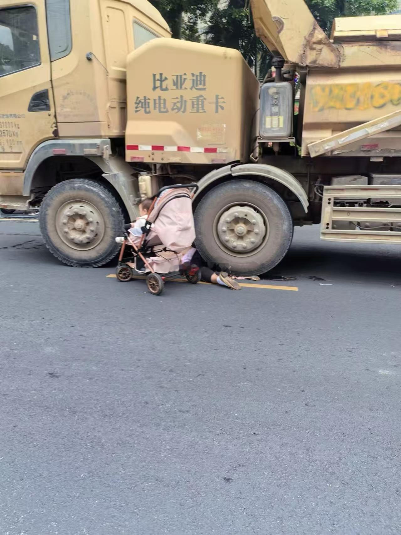 马路如虎口,一定要注意交通安全。