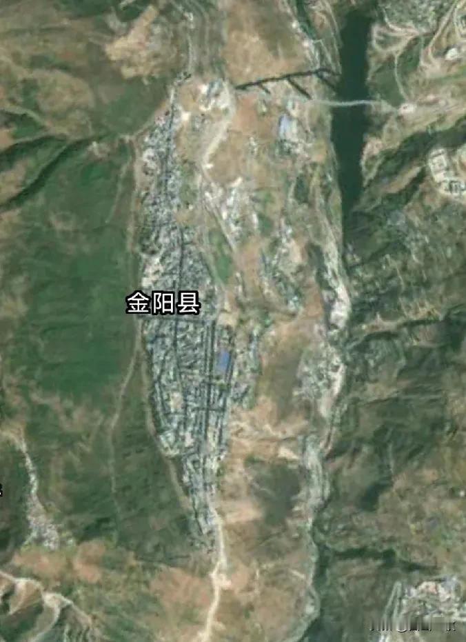 霸气的地名——天地坝。建房建得高，修路过山腰，这个小城完整占据了一个山头，把削掉
