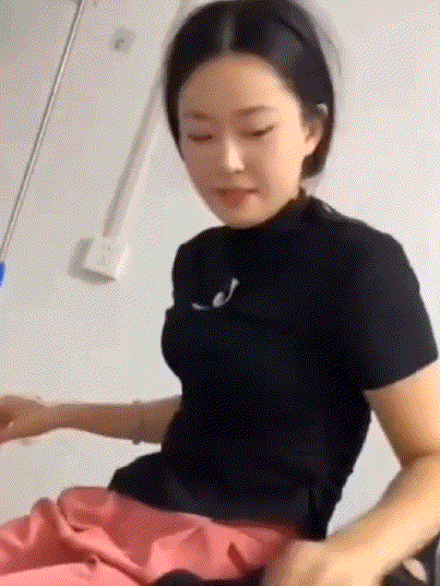 媳妇:别看我没有手了，照样能打你！