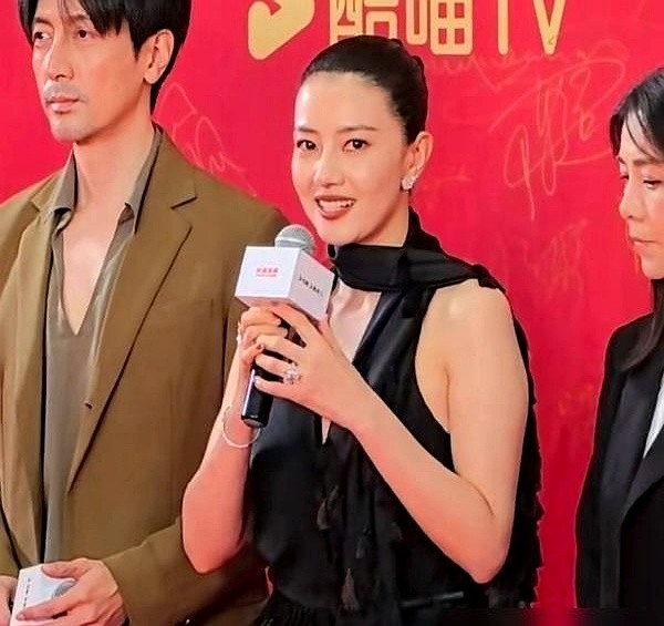 47岁的高圆圆走红毯，全场没人敢说她状态不行。黑色吊带亮片裙配黑丝，大光明盘发，开叉直接开到腿根。脸