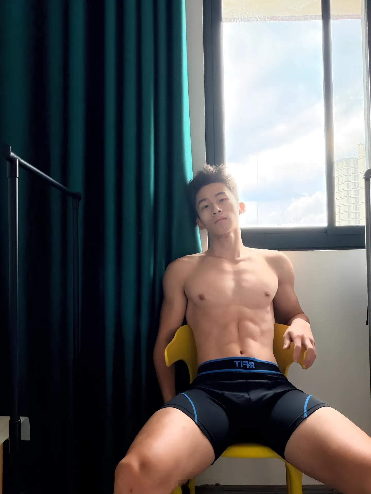 04薄肌男大