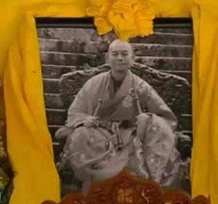 2010年，云南灵照寺方丈被两名投宿者杀害，僧众为他整理遗物时，发现他有474万