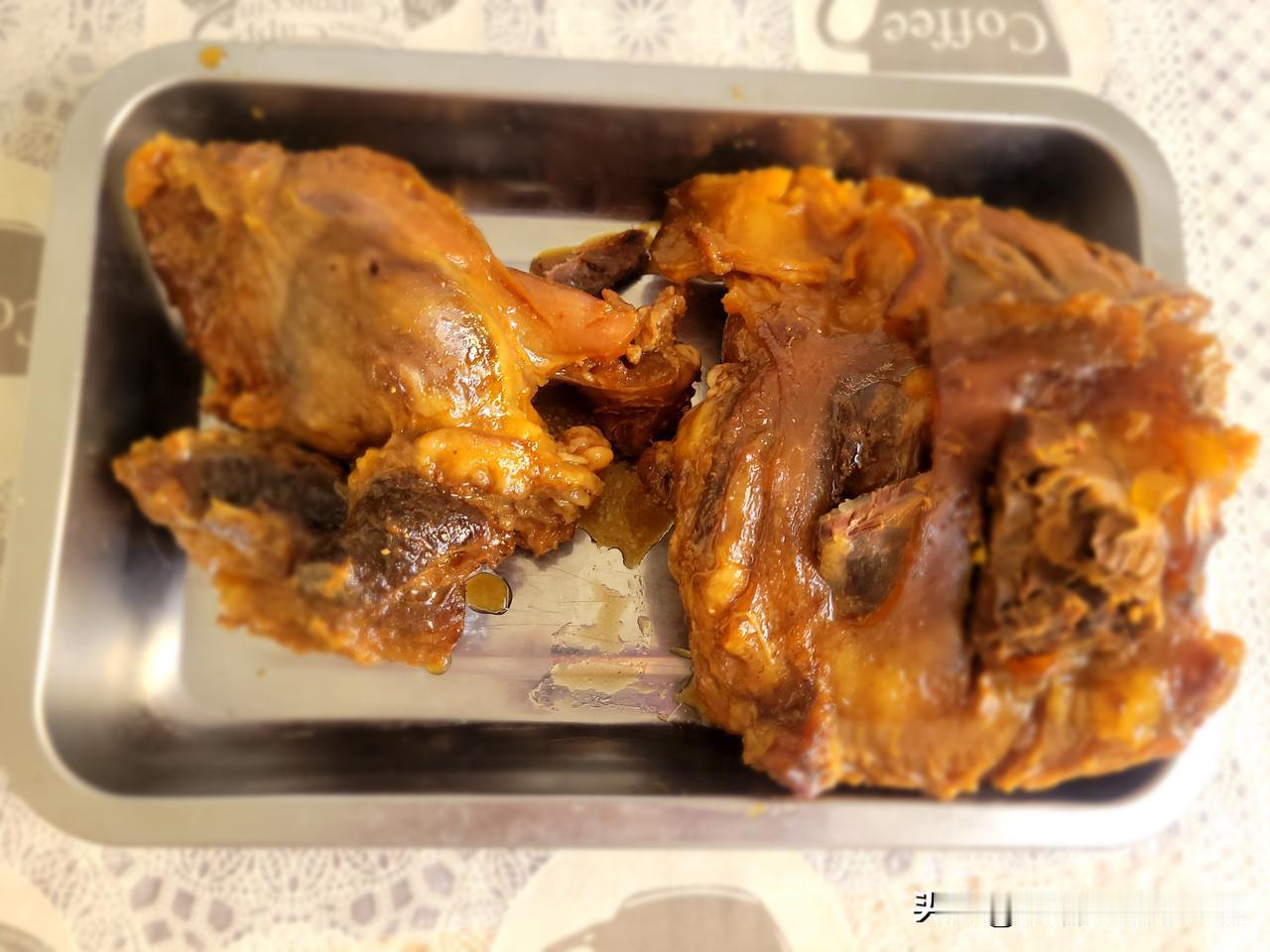 小城猪肉价低跌到冰点，牛肉价格却很坚挺。昨天买了一大一小牛腱子，做了卤牛肉。