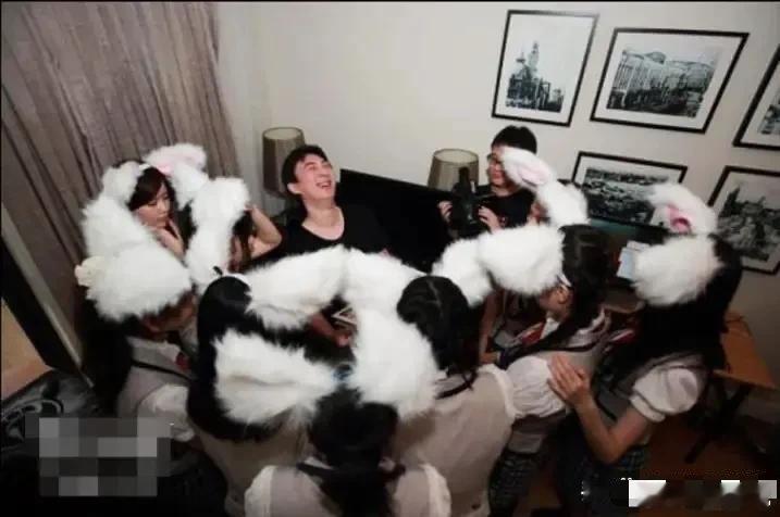 王思聪26岁生日时，请来了女团SNH48为他庆生，女团成员穿着AJ戴着兔子耳朵，