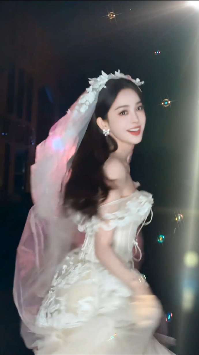 娜扎婚纱变装视频娜扎婚纱好曼妙娜扎婚纱好曼妙，娜扎婚纱变装视频，看得出她是公主，