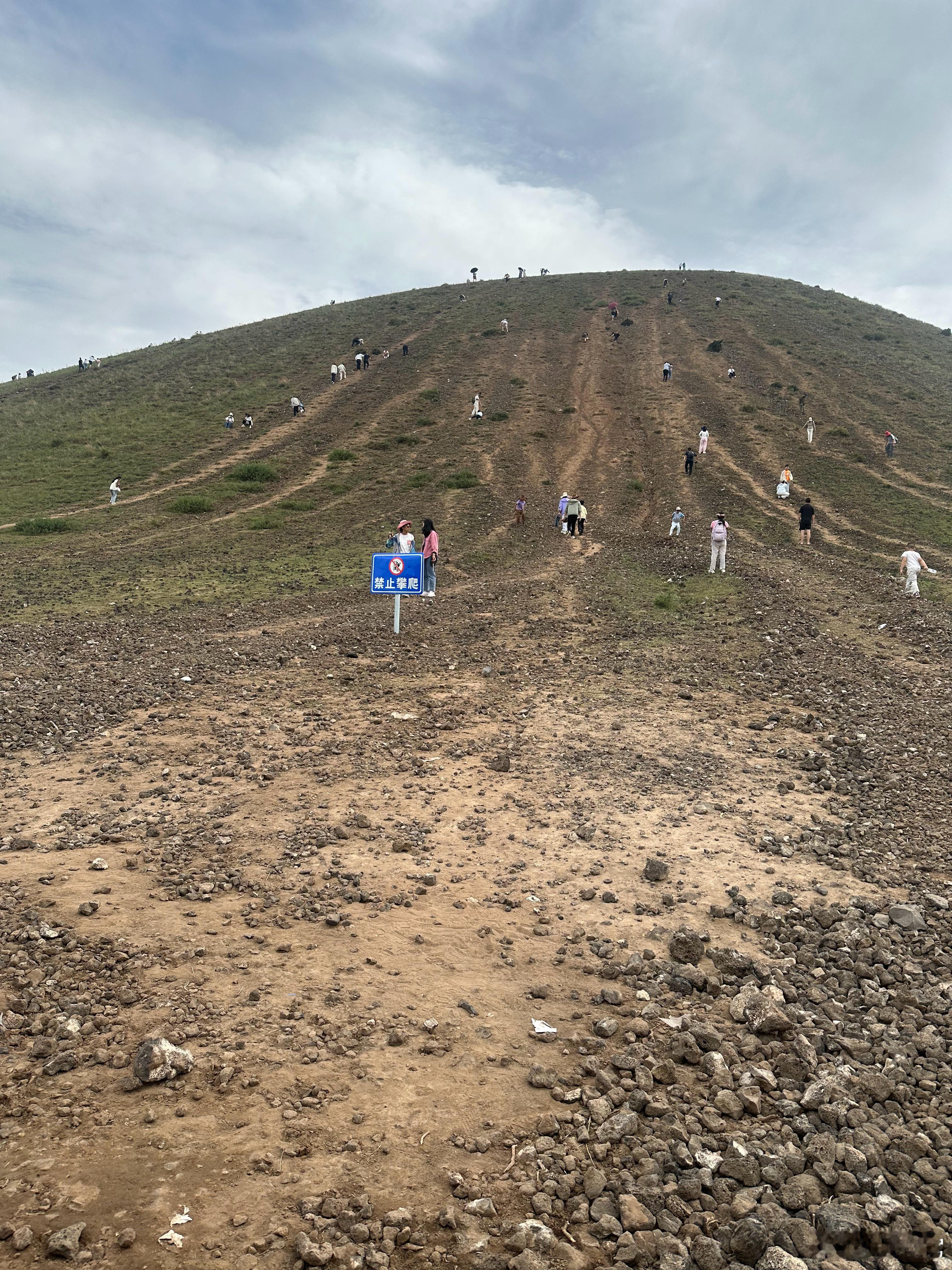 📌火山景区禁止攀爬🧗，游客完全无视。火山乌兰察布·五号火山