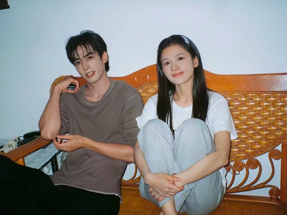 我觉得这个热搜词条用得挺妙的，但仔细想想又有点讽刺！宋威龙和张婧仪确实演出了成年