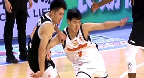 现在的篮球圈，都爱追得分王。可有人偏靠