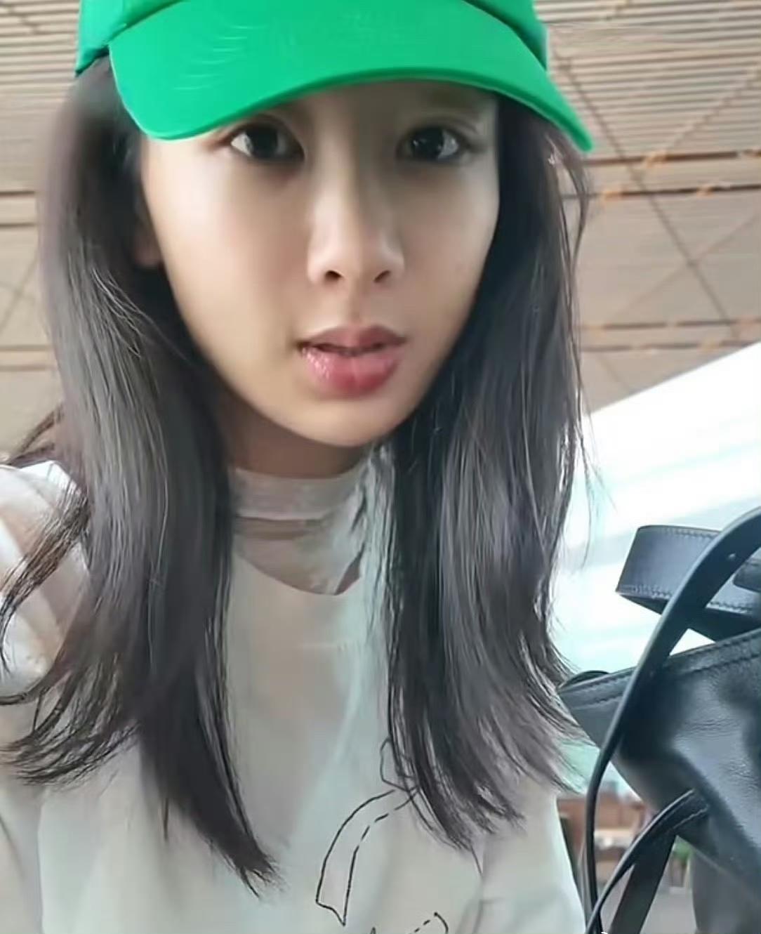 杨紫的素颜状态真是让人惊艳，脸上完全看不出化妆的痕迹，连口红都没有涂，纯净自然，