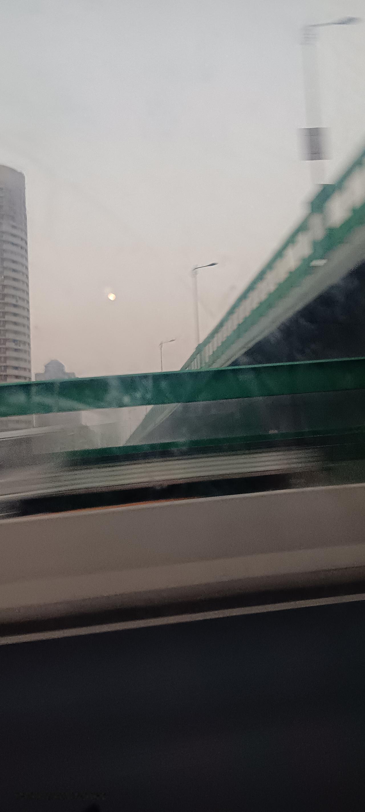 “一半是迷雾中的跋涉，一半是星光下的奔赴——原来所有深浅不一的脚印，都是时光在替