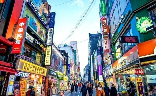 韩国女性的平权诉求，正在一步步滑向极端对立的深渊。最开始她们只是不谈恋爱、不结婚