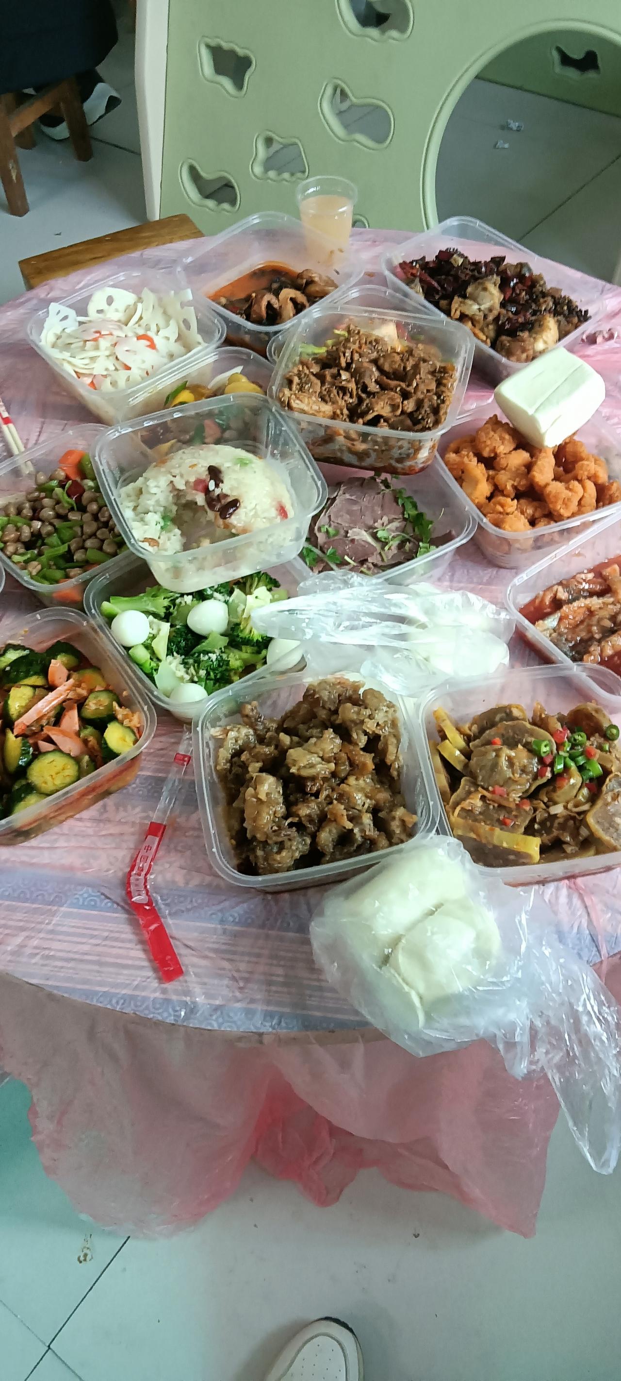 今天回老家走亲戚，看到桌上摆的这一大桌外卖菜，我心里真是五味杂陈。满满一桌