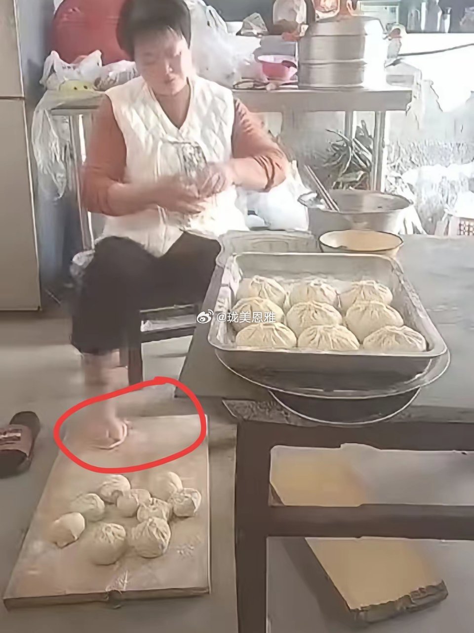 你们能不能告诉我这不是真的，真有人这样包包子的吗？