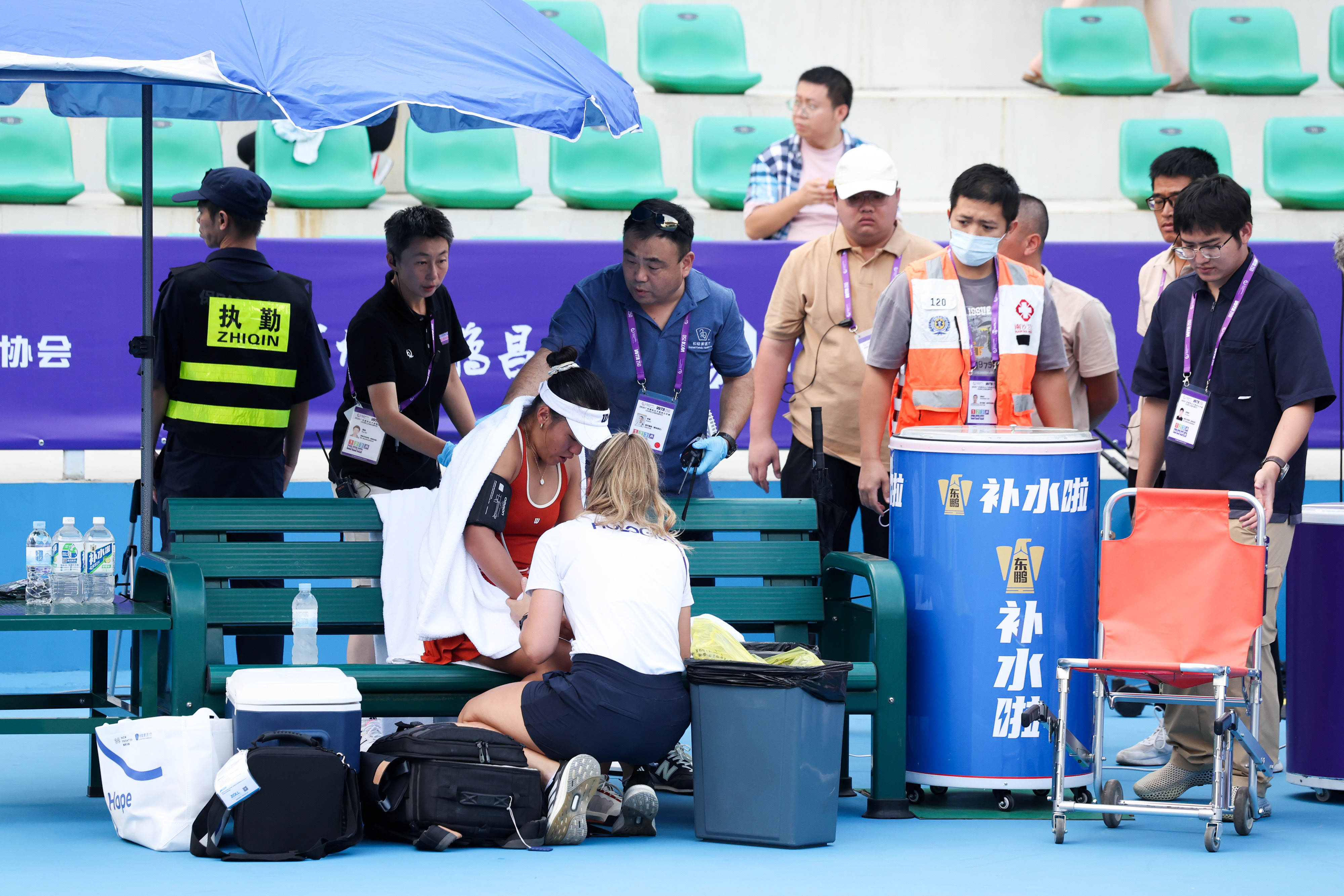 广网2025资格赛首轮，韦思佳7-6、0-6、0-2（0-40）坐轮椅退赛，看