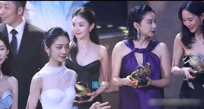 谁懂这张合照的含金量？她真是艳压群芳​​​