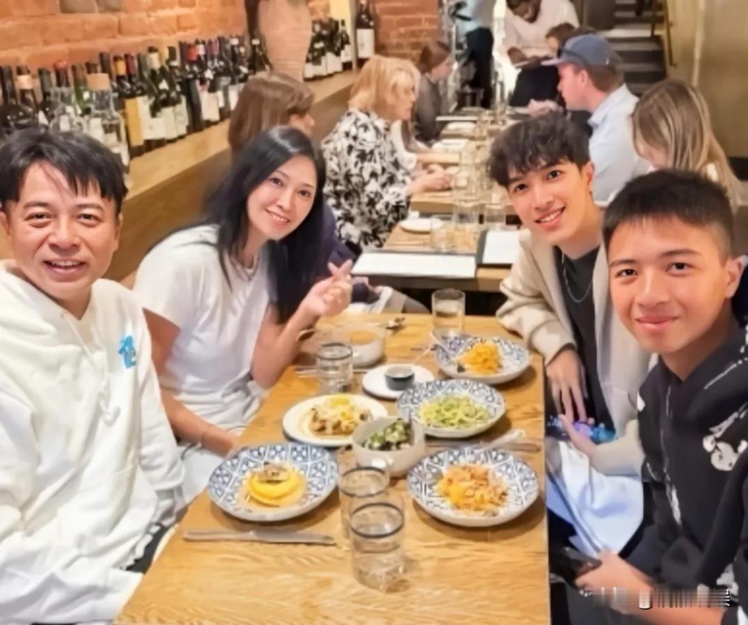 李克勤一家四口在餐厅聚餐，齐齐现身，难得一见！18岁的大儿子留着一头卷发，脸很