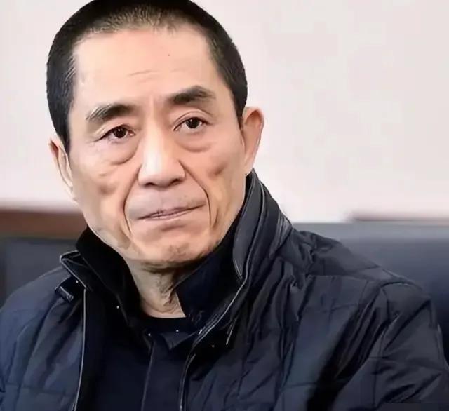 2010年，她被张艺谋开除，为了报复张艺谋，她举报了他超生。后来，张艺谋被罚款7