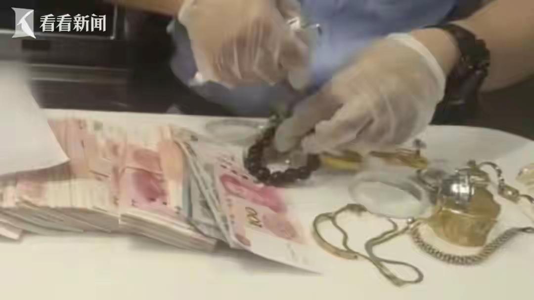 “引狼入室。”单身多年的阿姨认识了77岁的大爷，两人处成了男女朋友，大爷就搬到阿