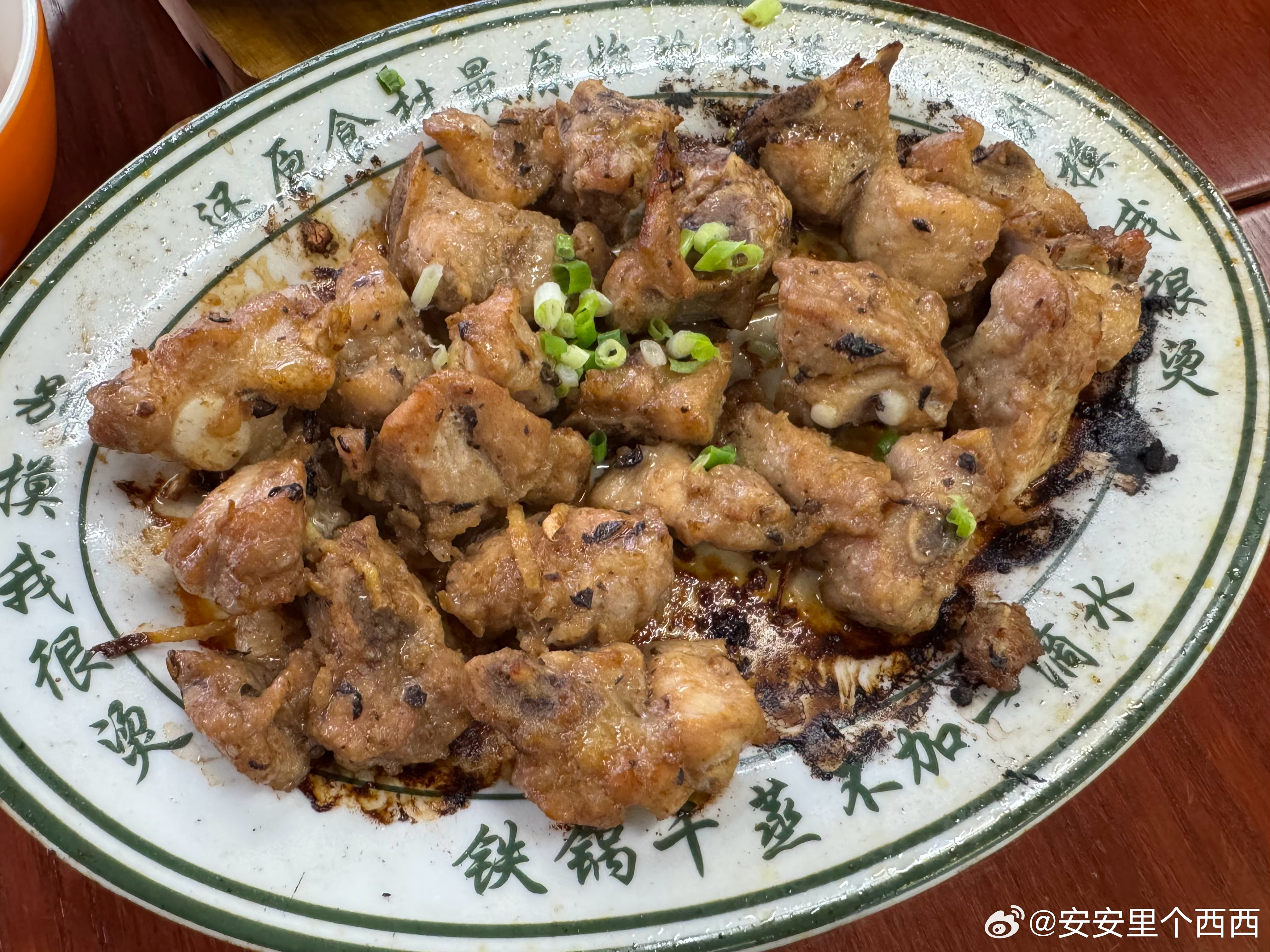 桂林的物价太感人了图中这三个菜米饭，汤，酱菜无限免费续还送了两个蛮好吃的柑橘只要