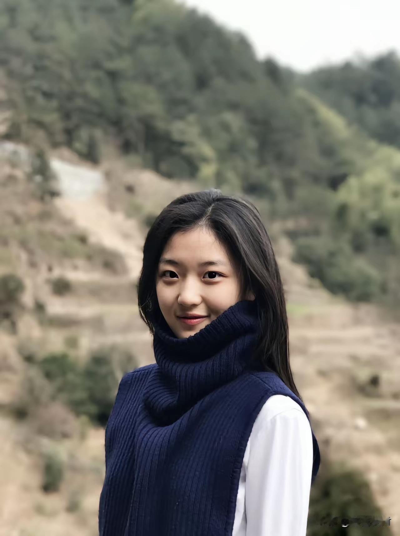 孙千长的非常好，大气，有辨识度，表演自然。比有些整形好的太多，一个摸子刻出来的，