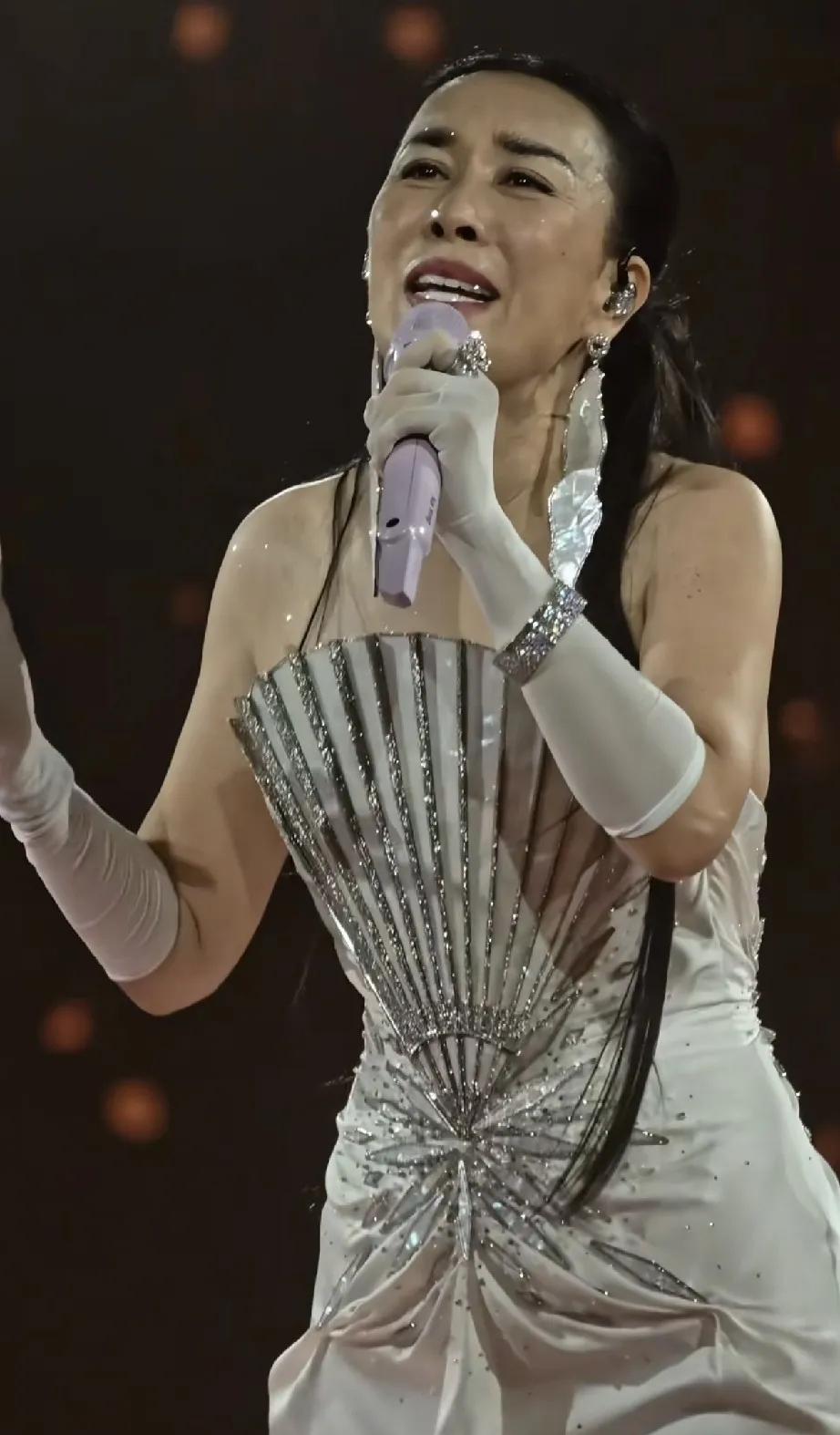 那英演唱我花了1180元，去看现场之后，我哭了，不是因为兴奋，而是因为那英马上