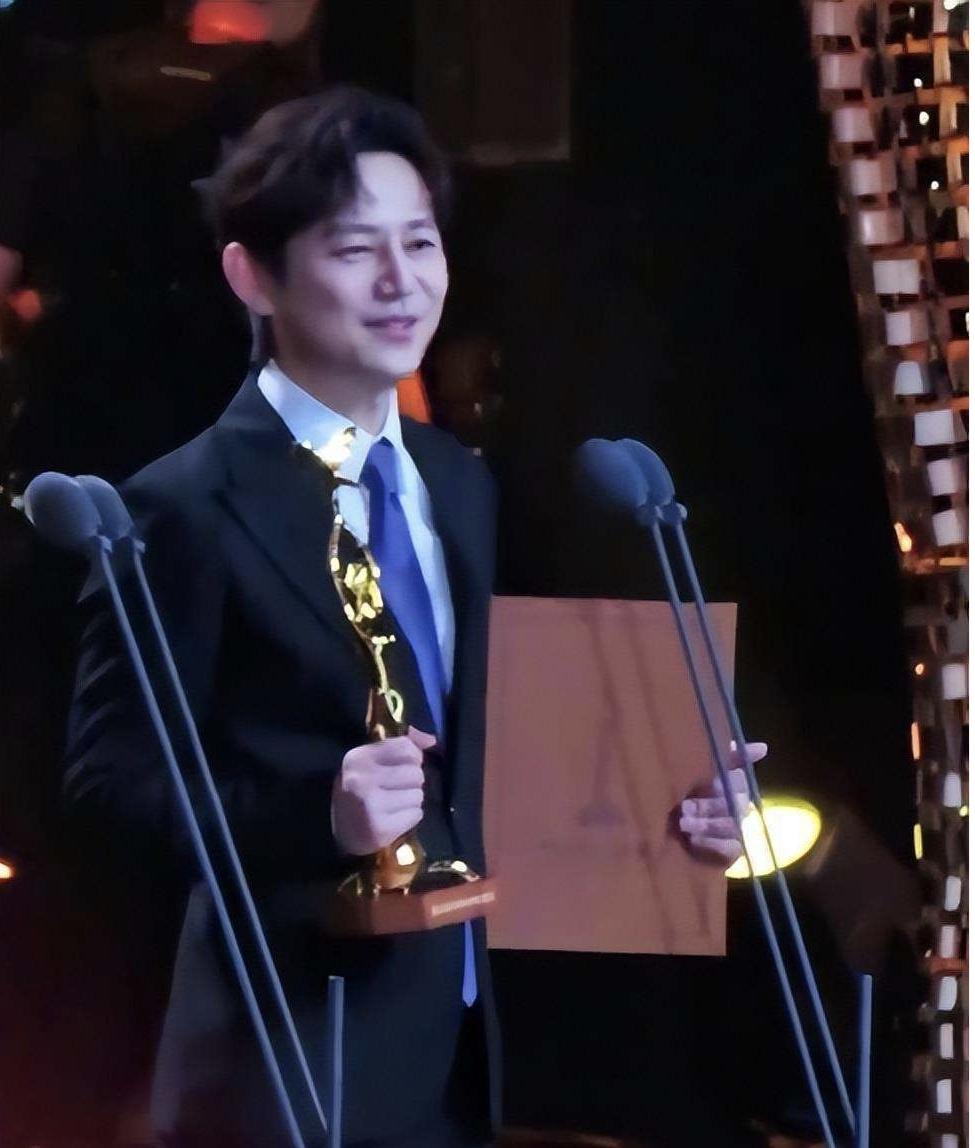 何炅51岁未婚未育，与保姆相伴，给中年人敲响警钟，51岁的何炅近况被扒：住在