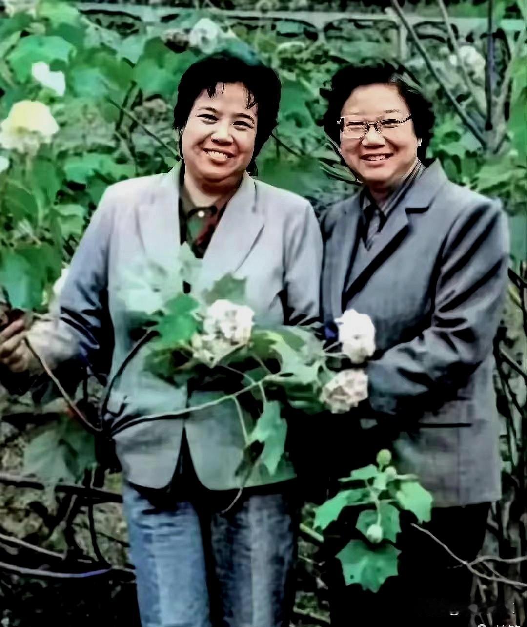 90年代，毛主席俩儿媳的合影，刘思齐和邵华，一个比一个朴实。​​​