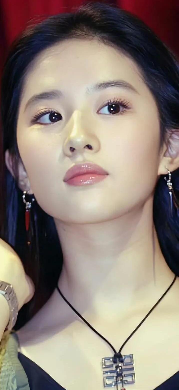 这么好看的一张脸，可惜就是鼻子不完美，鼻孔也不好看，所以说人无完人，就算是神仙姐
