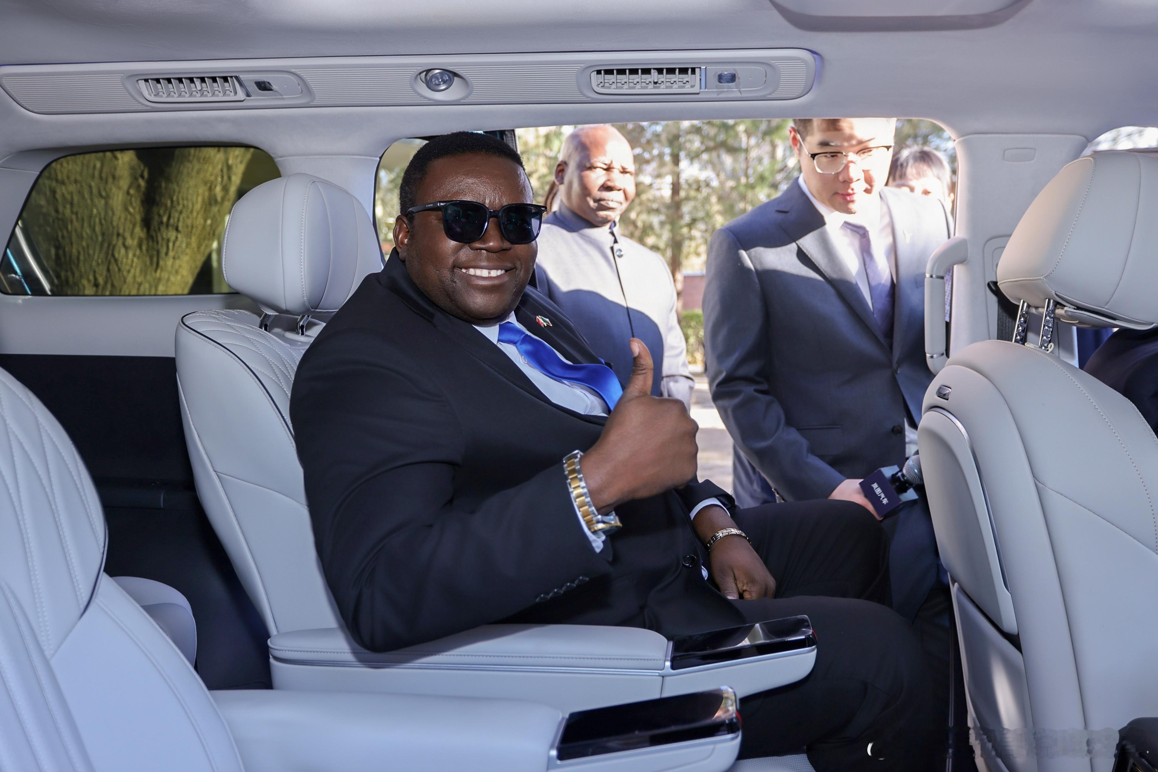 行走的外交名片岚图梦想家成为赞比亚驻华使馆官方用车2025年12月，岚图汽车向赞