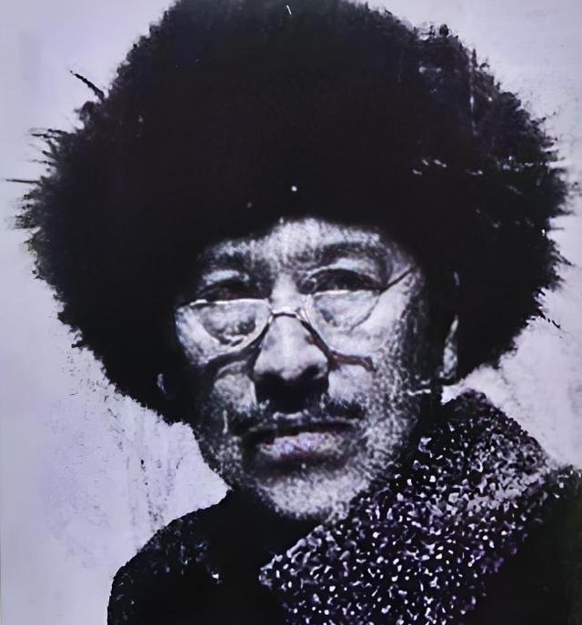 1937年深秋，67岁的戴万龄带着三儿子戴克吉等30多人悄悄回到了家乡沙河沿。这