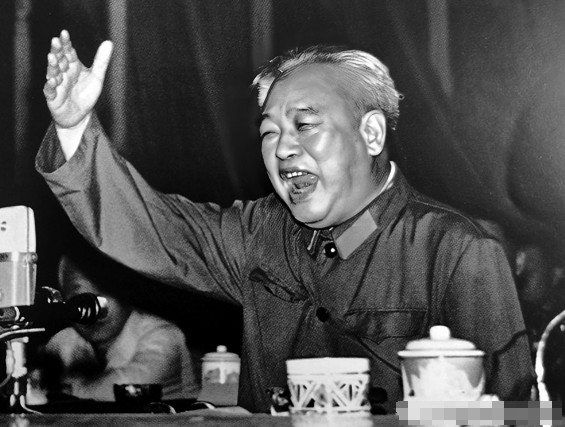 粉碎“四人帮”的消息公布后，大家都纷纷鼓掌，拍手称快！但是，有一位副总理却没有鼓